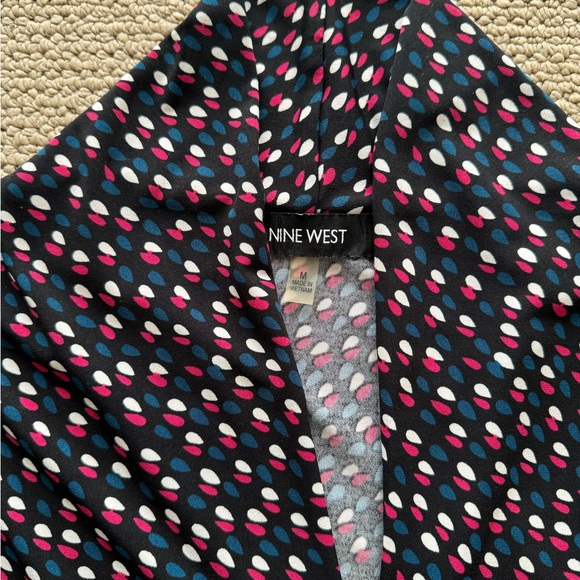 NINE WEST SLEEVELESS TOP IN A VIBRANT FUN PRINT, SIZE MEDIUM - Picture 3 of 7